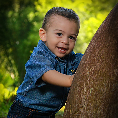 Andrey, bebé de 1 año, jugando en el Jardín Lankester