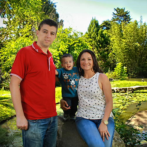 Andrey, bebé de 1 año, jugando en el Jardín Lankester