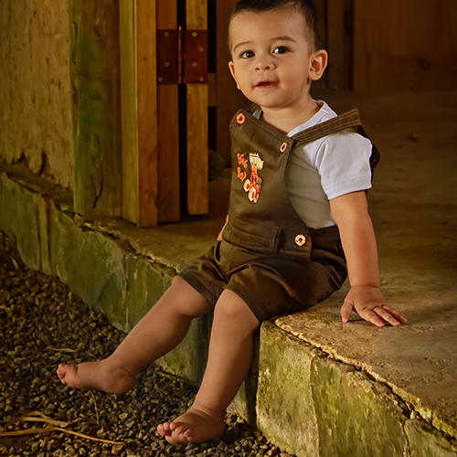 Andrey, bebé de 1 año, jugando en el Jardín Lankester