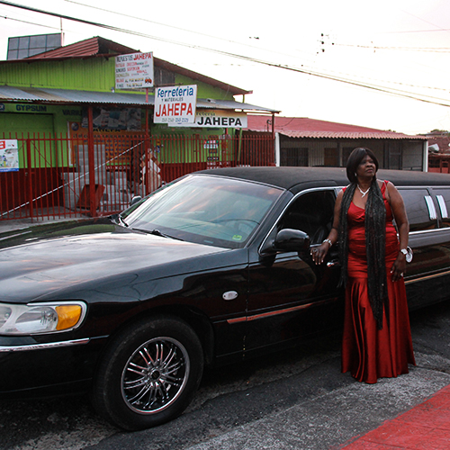 Ivonne celebrando sus 60 años en Crowne Plaza, junto a su familia