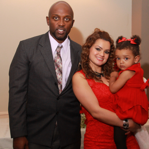 Ivonne celebrando sus 60 años en Crowne Plaza, junto a su familia
