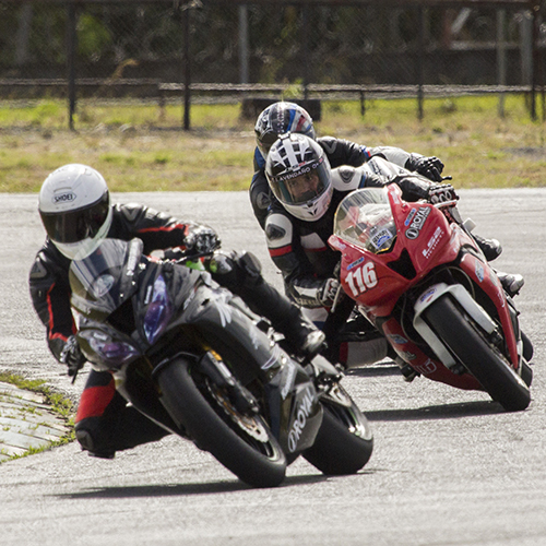 Motociclista en las clasificatorias de La Guácima, Costa Rica