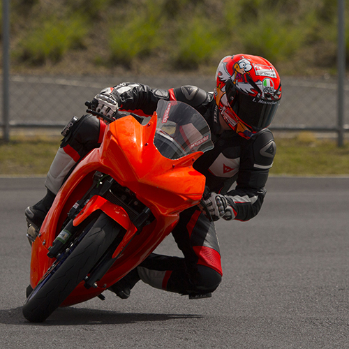 Motociclista en las clasificatorias de La Guácima, Costa Rica