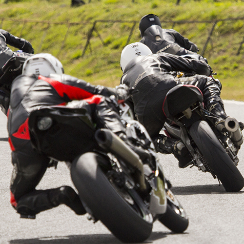 Motociclista en las clasificatorias de La Guácima, Costa Rica
